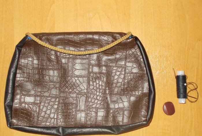 Leather handbag with zipper