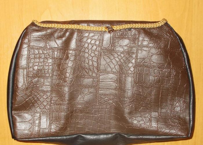 Leather handbag with zipper