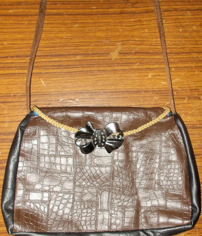 Leather handbag with zipper