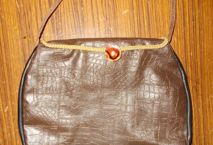 Leather handbag with zipper