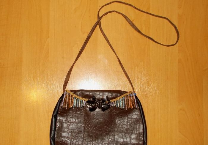 Leather handbag with zipper