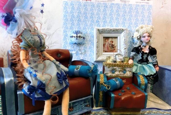 Royal sofa for a doll