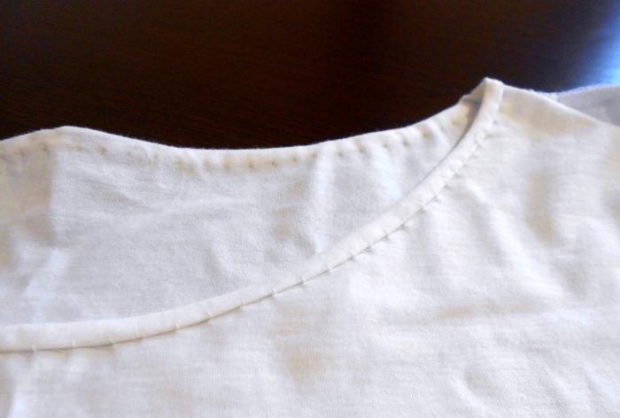 How to convert a men's T-shirt into a women's T-shirt