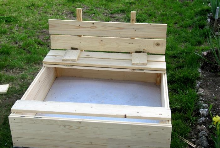 Children's sandbox with convertible top