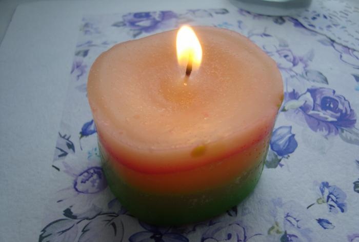 Wax crayons candle