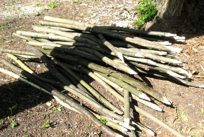 Making a wicker fence