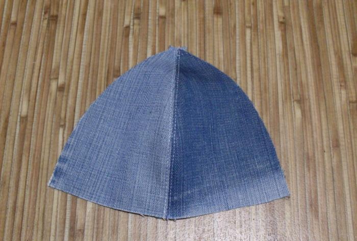 We sew a denim baseball cap for a baby