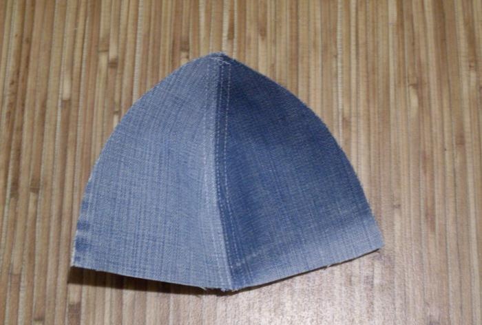 We sew a denim baseball cap for a baby