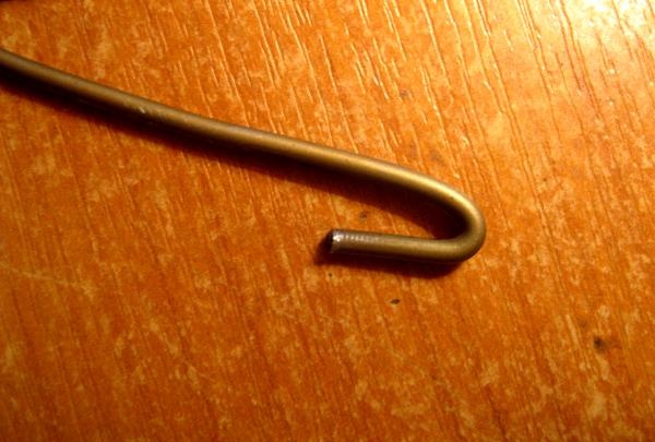 Bend the edges of the knitting needle