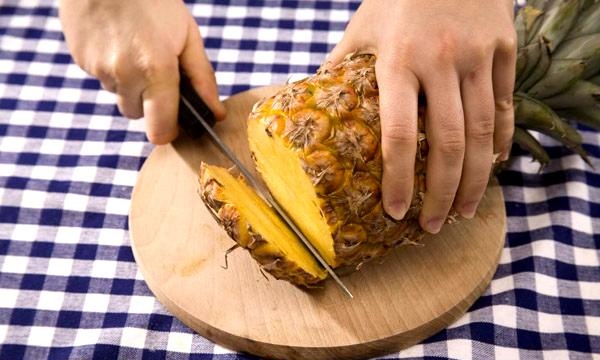 How to quickly peel a pineapple