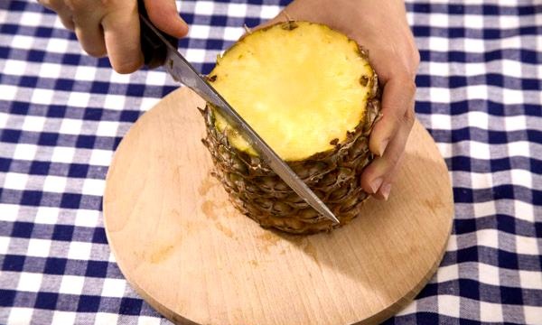 How to quickly peel a pineapple