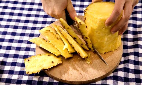 How to quickly peel a pineapple