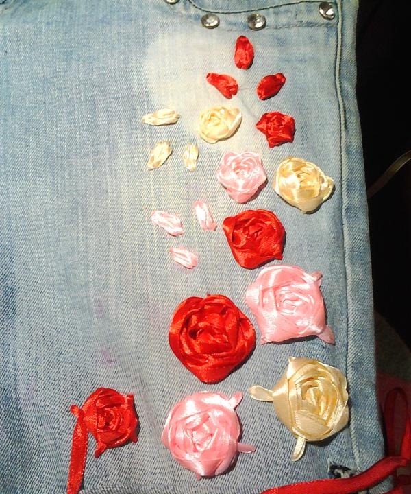 Let's start embroidering the roses themselves