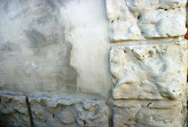 Decorating a fence with cement decorations