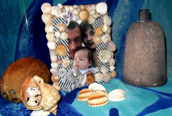 Photo frame made of fabric and shells