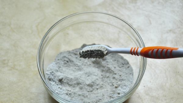 DIY herbal tooth powder