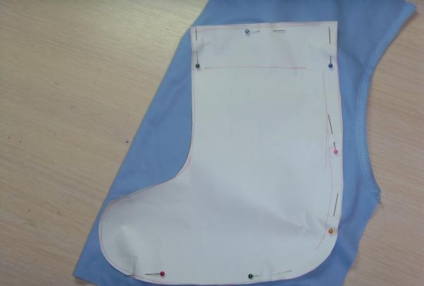 Placez une chaussette en papier sur le tissu