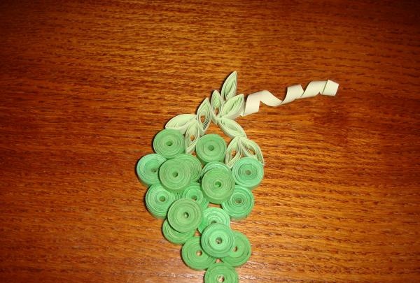 Pieces of fruit on an openwork plate