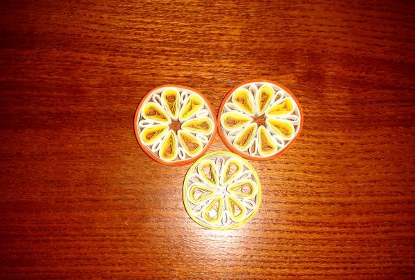 Pieces of fruit on an openwork plate