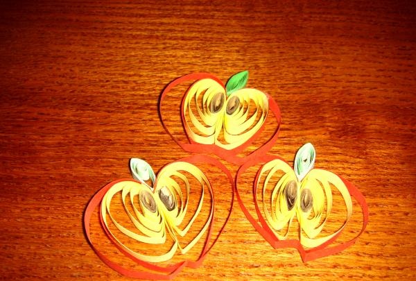 Pieces of fruit on an openwork plate