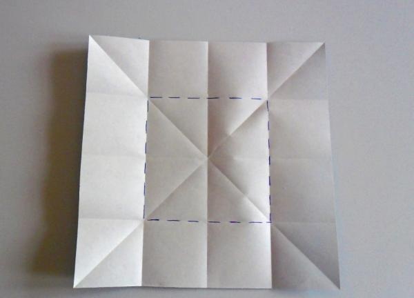 fiore realizzato con un foglio di carta quadrato