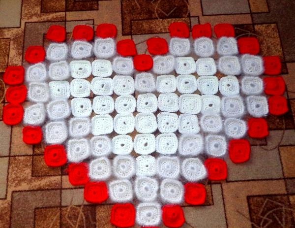 Knitted rug in the shape of a heart