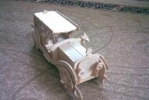 Modelo de coche de madera contrachapada