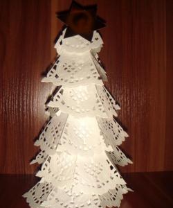 Christmas tree made of openwork napkins