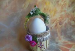 Cesta de huevos de Pascua en miniatura