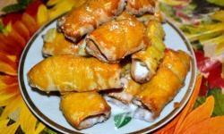 Rollitos dulces con crema de proteínas y azúcar.