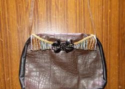 Leather handbag with zipper