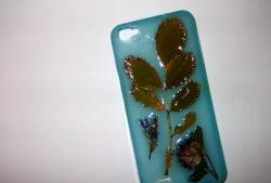 Decorating a phone case with autumn leaves and dried flowers