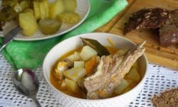 Patatas guisadas con costillas de cerdo