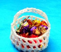 Basket made of plastic bags