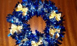 Making a Christmas wreath with children