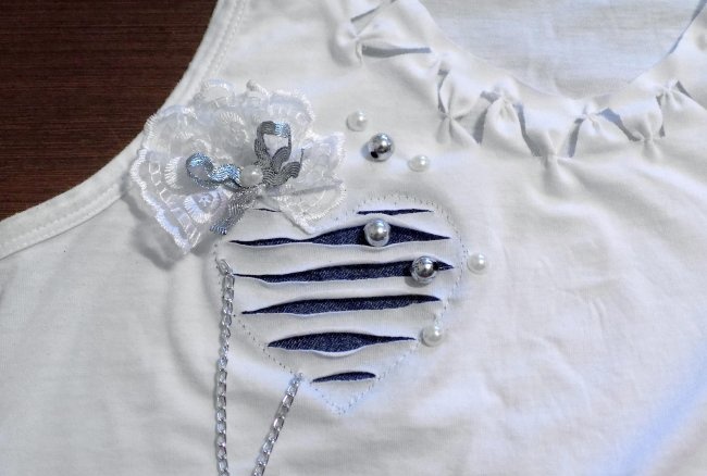 Decorating a white T-shirt with your own hands