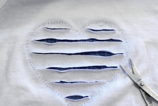 Decorating a white T-shirt with your own hands