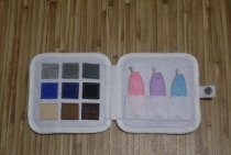 Cosimos una paleta de sombras de ojos de juguete de fieltro.