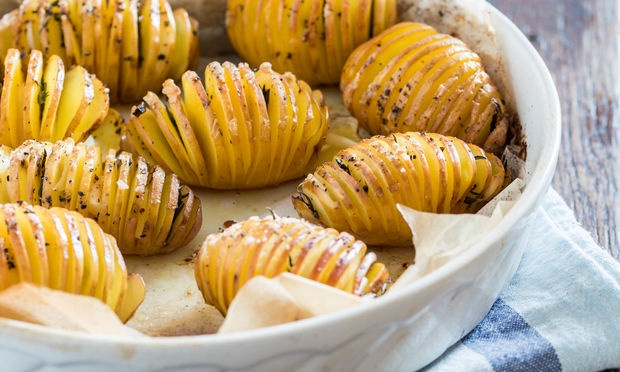 Печени картофи Hasselback с чесън и мащерка