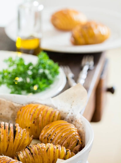 Печени картофи Hasselback с чесън и мащерка