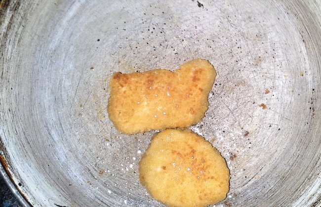 Baked rolls with nuggets and garlic sauce