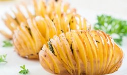 Baked Hasselback Potatoes with Garlic and Thyme