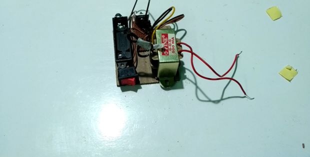 The simplest inverter 1.5 V - 220 V