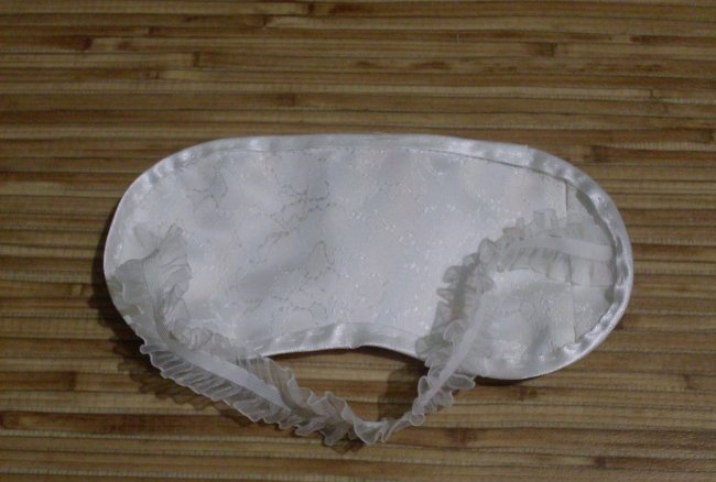 We sew a sleep mask using satin ribbons