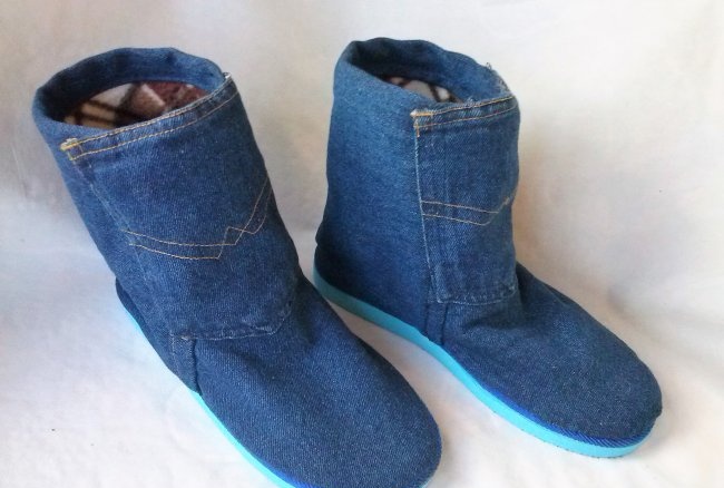 Denim boots with fleece