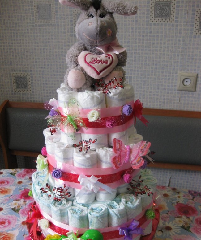 Gift cake made from diapers