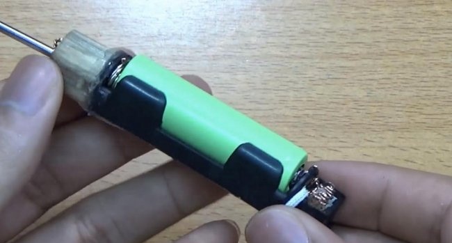 Mini soldering iron battery powered