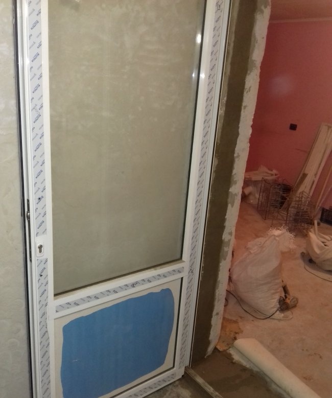 Installation of a metal-plastic door