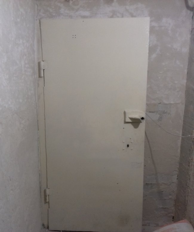 Installation of a metal-plastic door