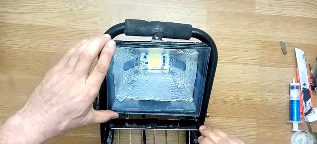 Converting a halogen spotlight into an LED one